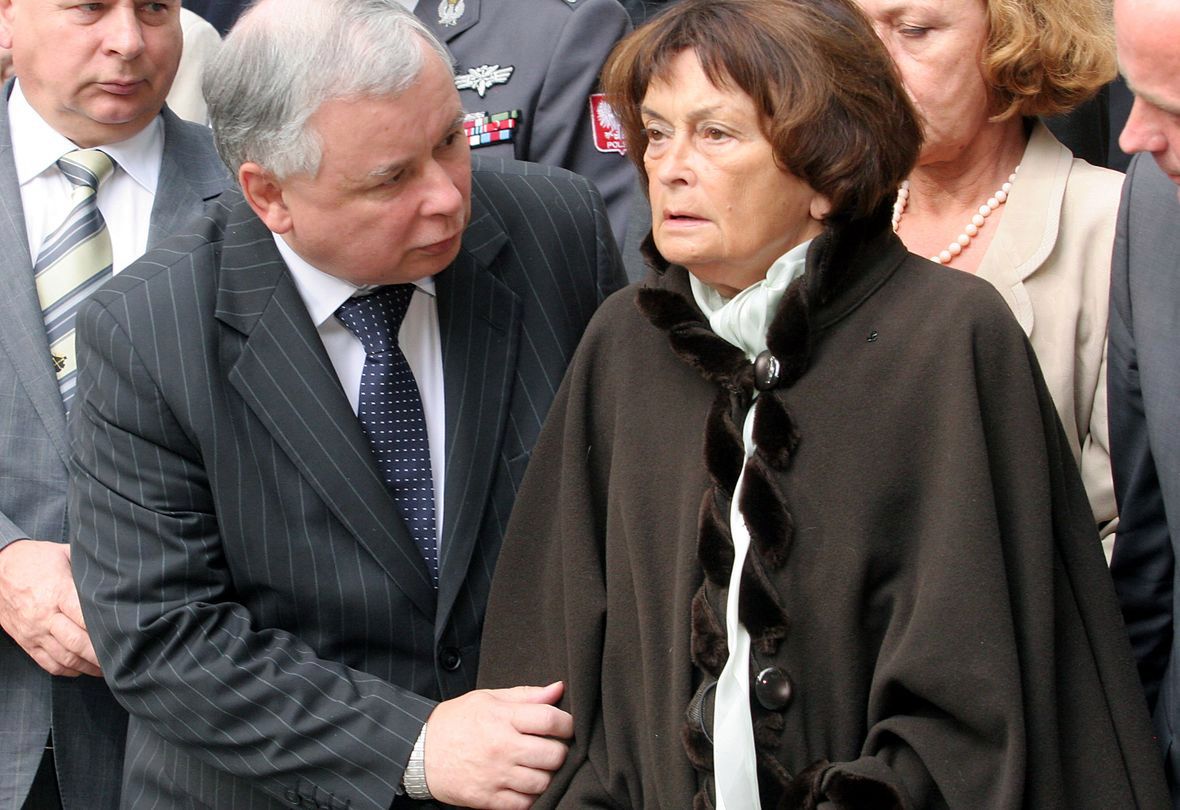 Rok 2007, premier Jarosław Kaczyński z matką Jadwigą podczas uroczystości związanych z 63. rocznicą wybuchu Powstania Warszawskiego 
