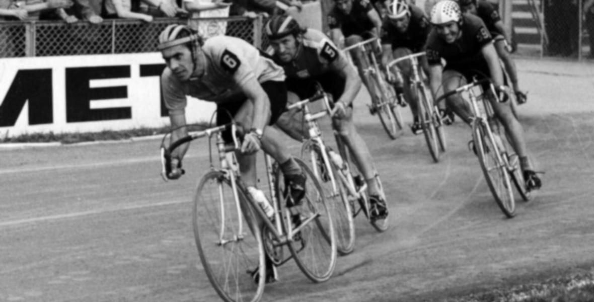 Opole.18.05.1975r. XXVIII Wyścig Pokoju. Finisz na stadionie w Opolu. Od lewej: Polacy Ryszard Szurkowski i Stanisław Szozda oraz Milde /NRD/ 