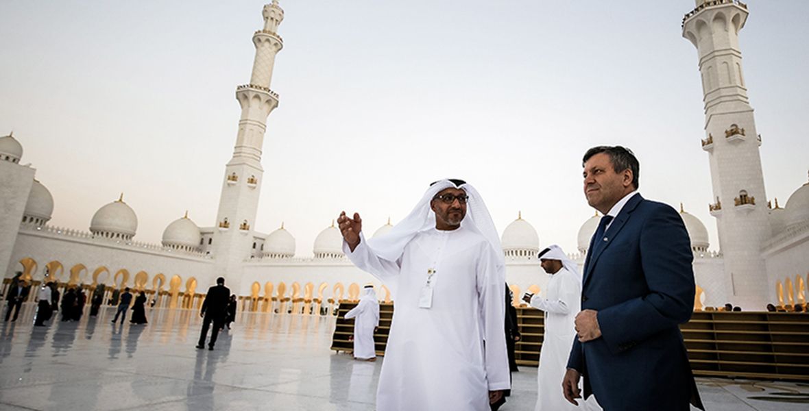 Abu Zabi, Zjednoczone Emiraty Arabskie, 28.04.2015 r. Wicepremier, minister gospodarki Janusz Piechociński zwiedza Wielki Meczet Szejka Zajida 