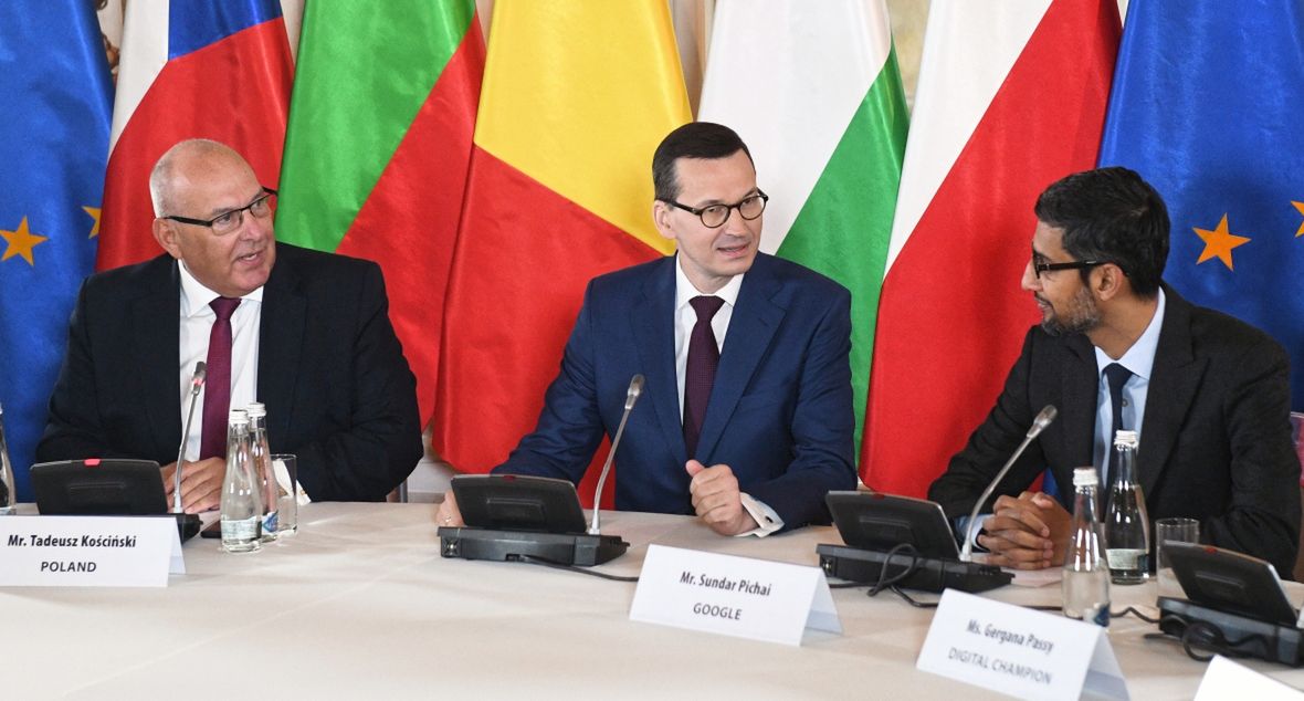 Styczeń 2019 r. Premier Mateusz Morawiecki (C), prezes Google Sundar Pichai (P) i Tadeusz Kościński (L), wówczas wiceminister przedsiębiorczości i technologii 
