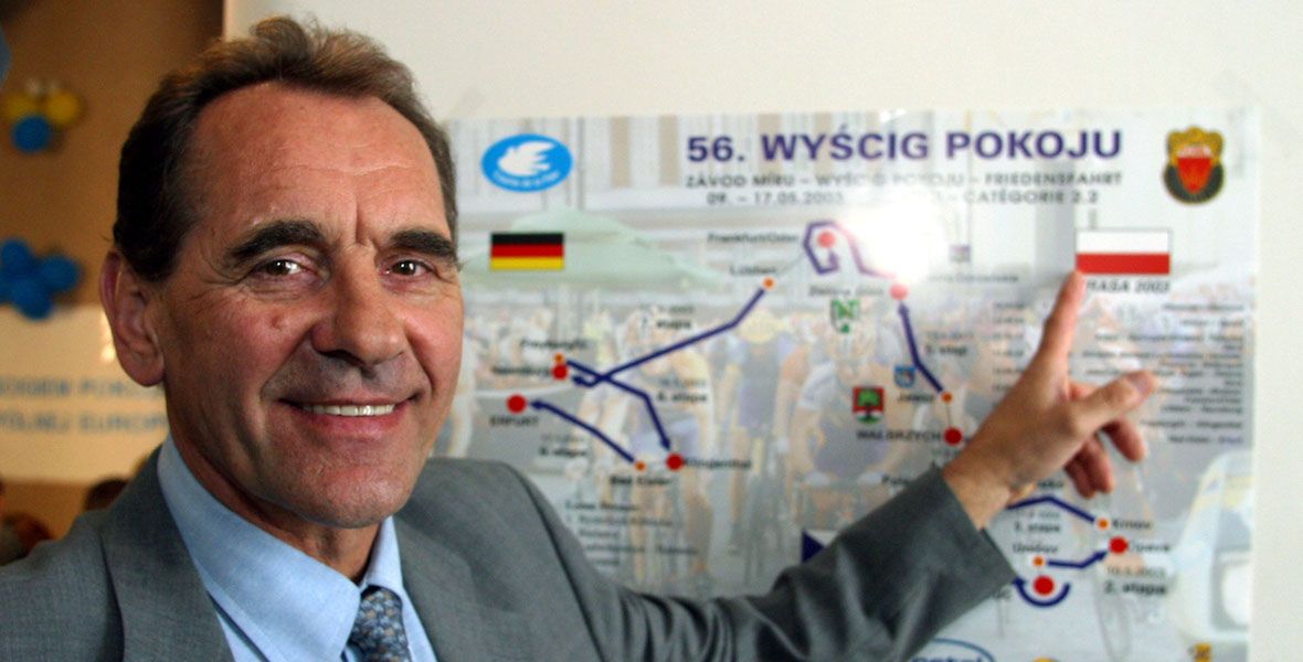 Ryszard Szurkowski prezentuje trasę 56. Wyścigu Pokoju na konferencji prasowej w 2003 roku. 