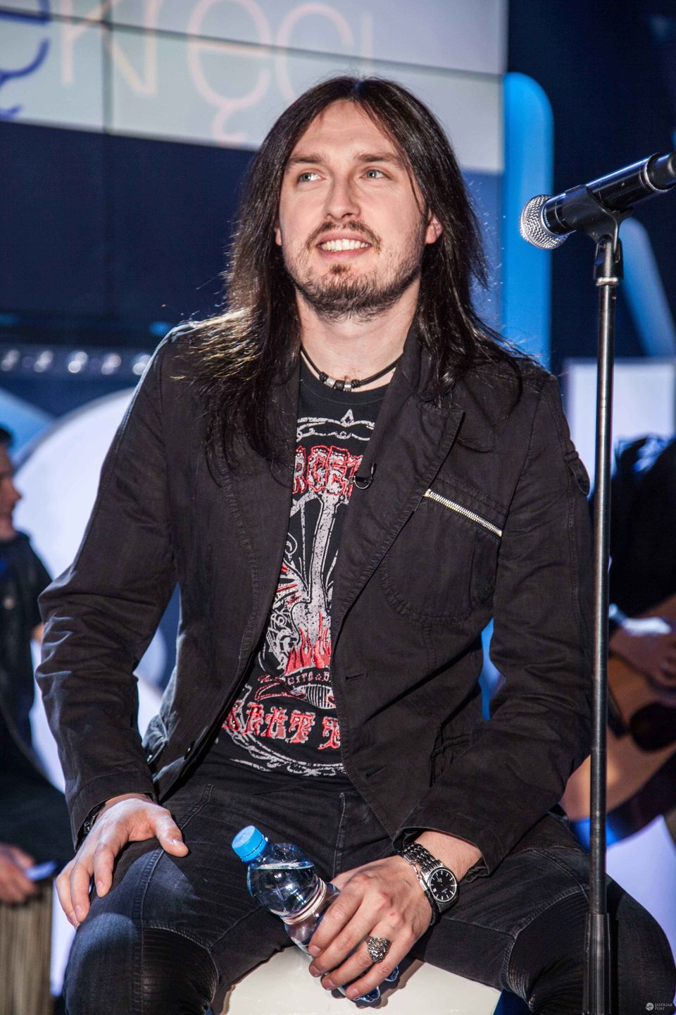 Piotr Cugowski w długich włosach