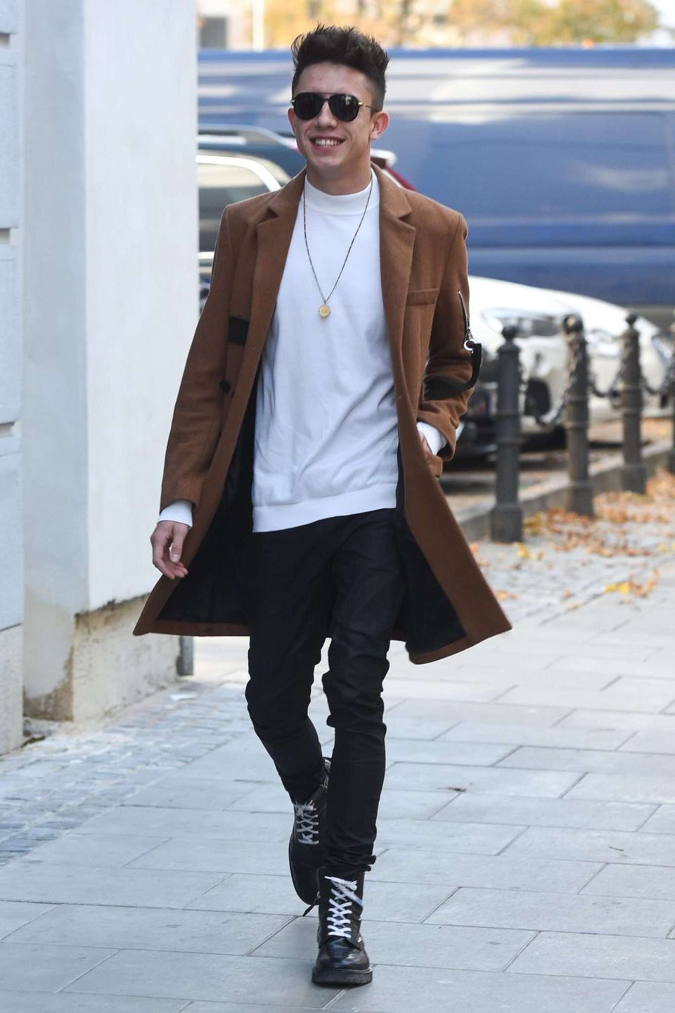 Dawid Kwiatkowski z fankami przed studiem "Dzień Dobry TVN"