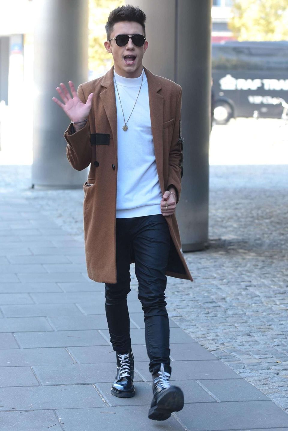 Dawid Kwiatkowski z fankami przed studiem "Dzień Dobry TVN"