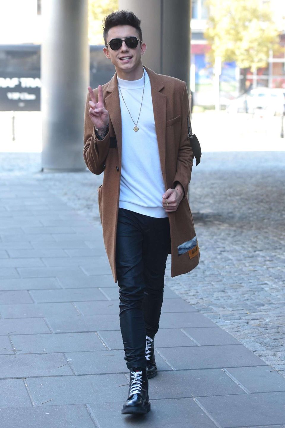 Dawid Kwiatkowski z fankami przed studiem "Dzień Dobry TVN"