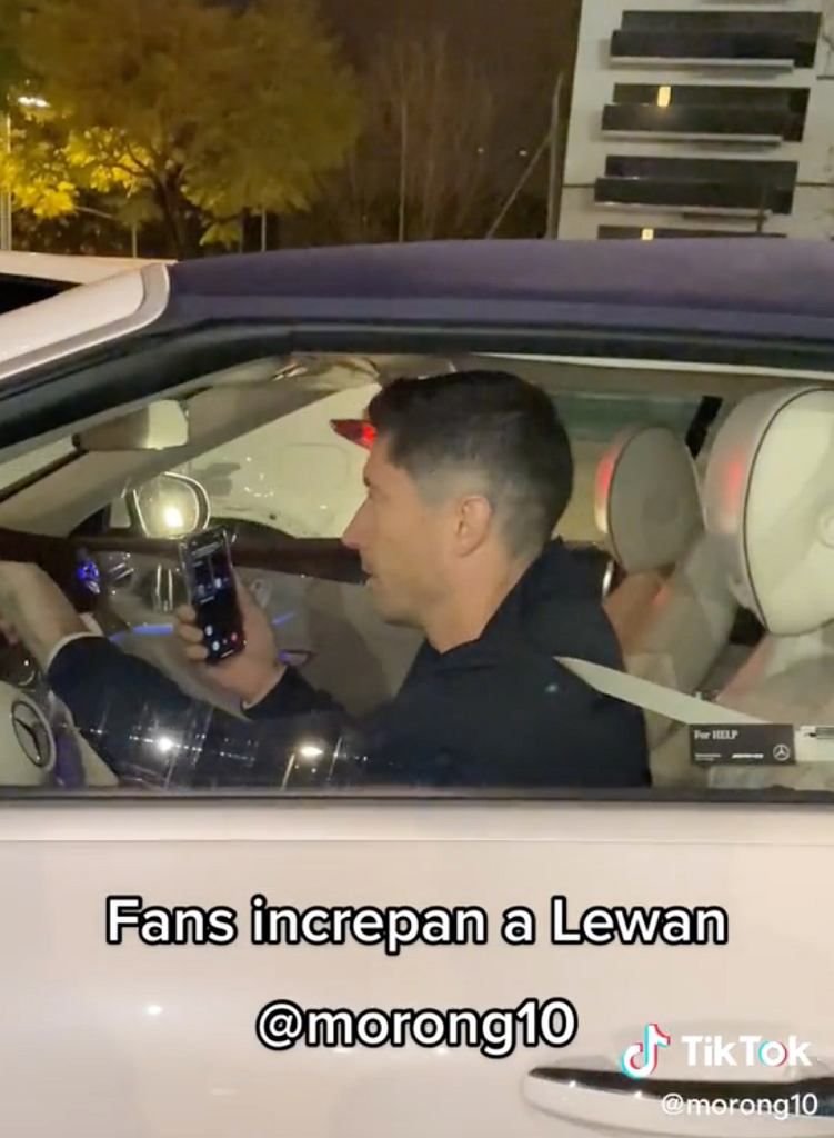 Robert Lewandowski bezpardonowo zatrzymany przez fanów na ulicach Barcelony