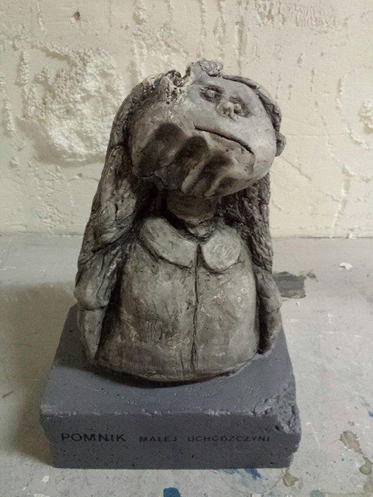Pomnik małej uchodźczyni autorstwa Marka Sułka 
