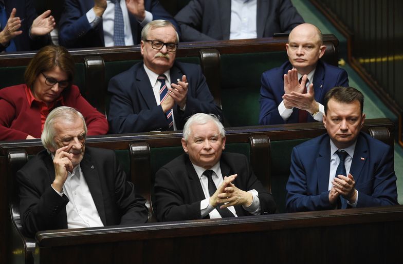 PiS króluje w sondażach poparcia partii 