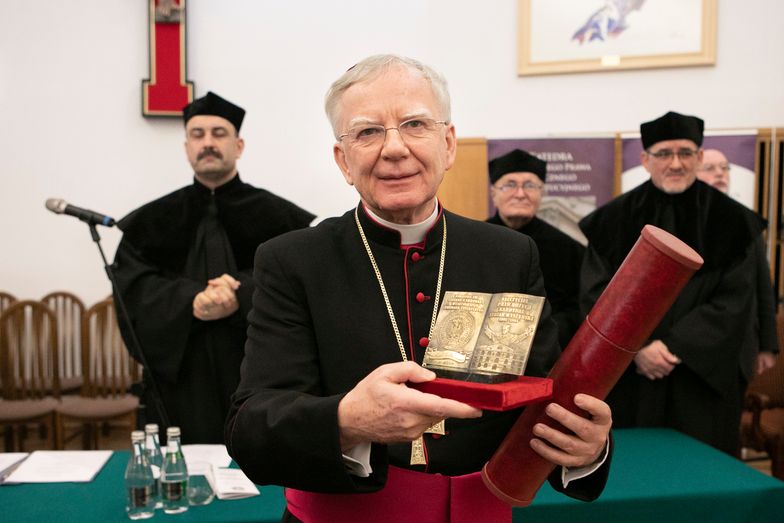 Metropolita krakowski abp Marek Jędraszewski odebrał nagrodę od Stowarzyszenia Absolwentów KUL