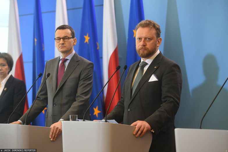 Premier Mateusz Morawiecki i minister zdrowia Łukasz Szumowski poinformowali w czwartek o kolejnych obostrzeniach i zaleceniach w związku z koronawirusem