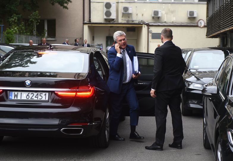 Polski marszałek Senatu Stanisław Karczewski porusza się luksusowym BMW 7. Jego brytyjski odpowiednik woli spacer lub metro
