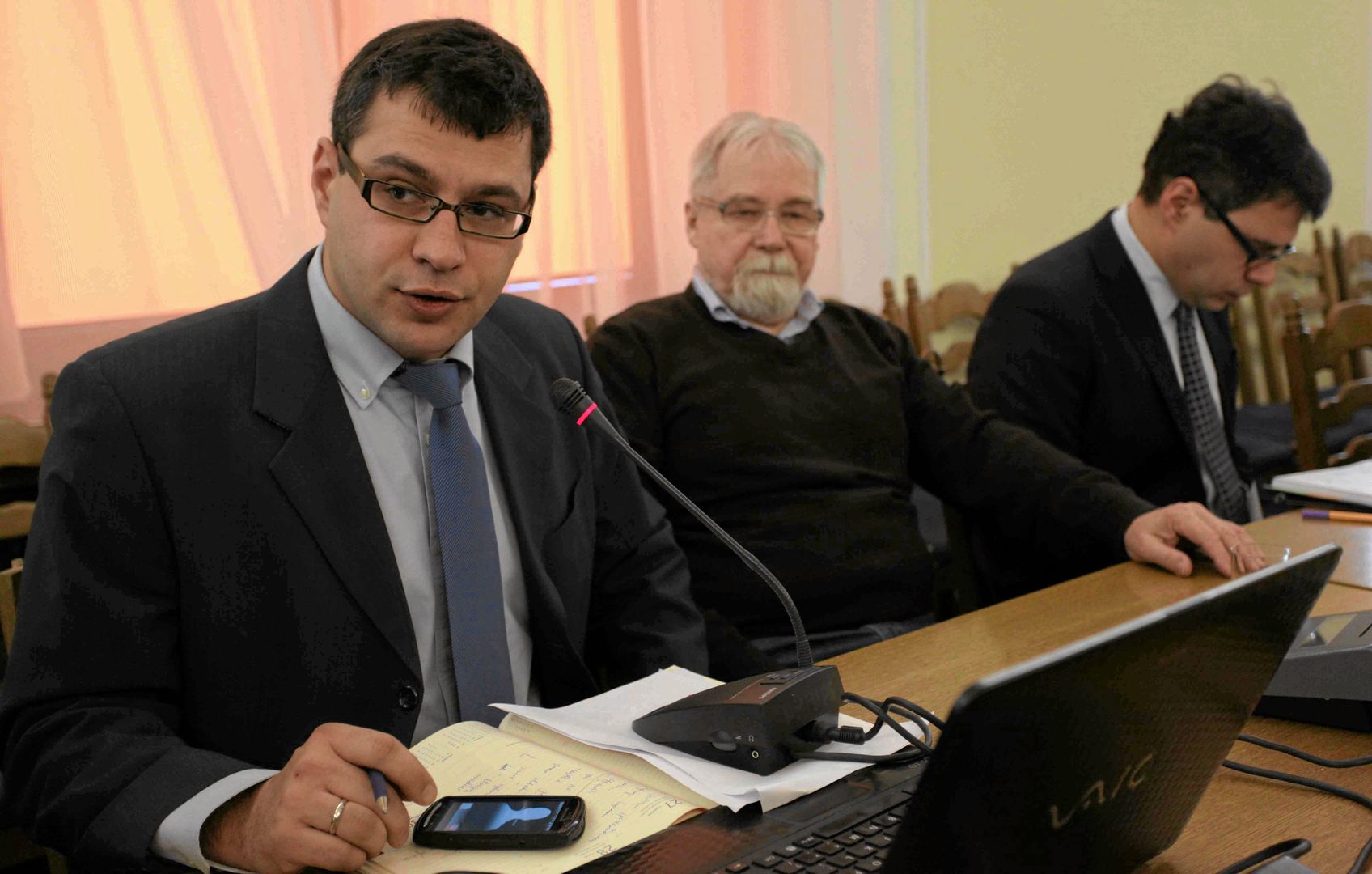 Jacek Karnowski (na pierwszym planie) łączy Kamila Stocha z katastrofą smoleńską. Jego teorię obalono już w 2014 roku.
