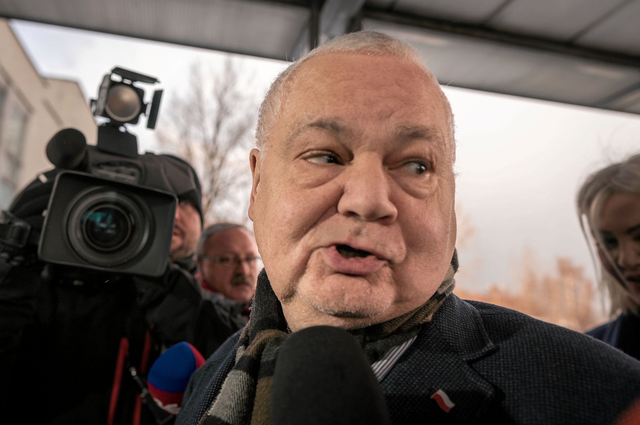 Adam Glapiński w drodze na przesłuchanie w sprawie  byłego przewodniczącego KNF-u Marka Chrzanowskiego