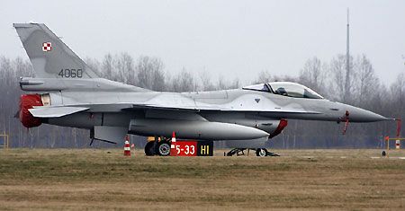 "Usterka oprogramowania przyczyną lądowania F-16"