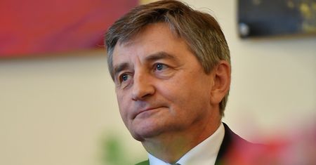 "Kuchciński wyjedzie z Polski". Marszałek zabrał głos
