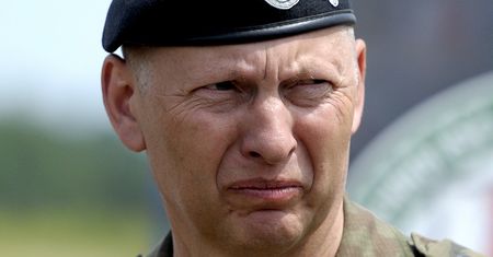Generał kandydatem na prezydenta? Namawia go znany polityk