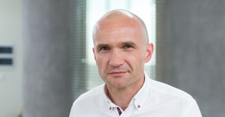 Ambasador Szlachetnej Paczki o relacji z o. Stryczkiem. "Jak zderzenie z pociągiem"