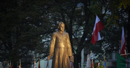 Kartki z napisem "pedofil" i dziecięce buty pod pomnikiem ks. Jankowskiego