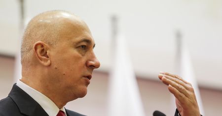 Polityk PiS przyłapany na zakupach w niedzielę. Zapewnia, że i tak będzie kupował w niedzielę