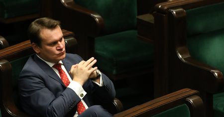 Dominik Tarczyński chciał walczyć z fake newsami. Zarzucają mu, że sam je tworzy