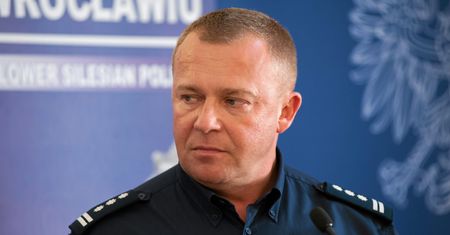 "Klawe życie" byłego komendanta. Zdymisjonowany za śmierć Stachowiaka dostaje pensję