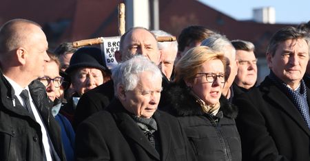 Miesięcznica smoleńska. Jarosław Kaczyński modlił się za zmarłych