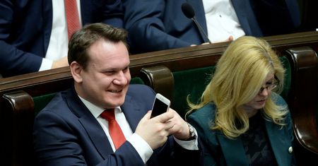 Dominik Tarczyński ostro po przesłuchaniu. "Tusk zaorany przez Horałę"