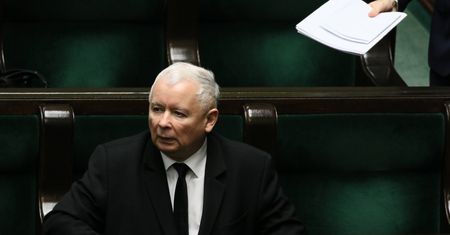 Osobliwe pogłoski o PiS. "Tablica z Sejmu rozwścieczyła Jarosława Kaczyńskiego"
