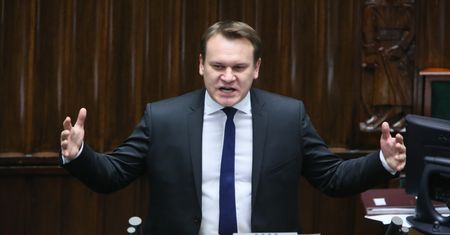 Nieznana przeszłość Dominika Tarczyńskiego. Poseł wystąpił w TVN jako pomocnik egzorcysty