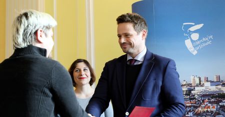 Warszawa. Rafał Trzaskowski podpisał deklarację na rzecz społeczności LGBT+
