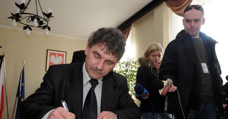 Były wojewoda pomorski karci Drelicha. "Wystarczyły pierwsze obrazy z lotu ptaka, żeby widzieć, że będą potrzebne większe siły"