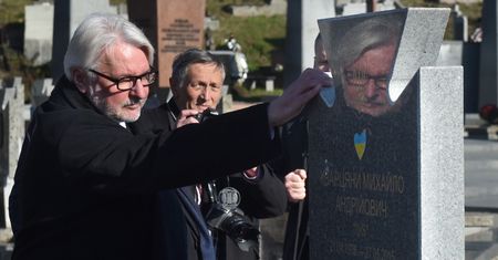 "Komu przeszkadzają ludzie, którzy tutaj leżą, oni są już martwi". Waszczykowski z wizytą na Ukrainie
