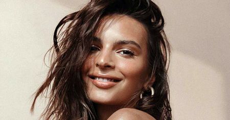 Zmysłowa Emily Ratajkowski w bieliźnie. W klasyce siła