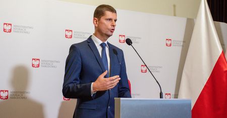 "Money. To się liczy". Rekrutacyjny chaos. Gościem minister edukacji