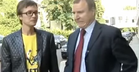 "Nie było jeszcze stringów". Rozśpiewany Jacek Kurski hitem sieci
