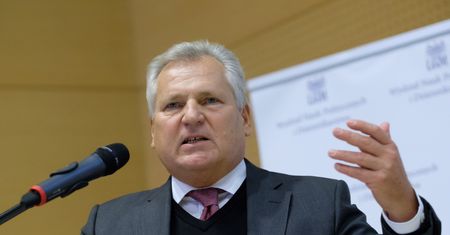 Aleksander Kwaśniewski ma radę dla prezesa PiS. "To co robi na Nowogrodzkiej, niech robi w Sejmie"