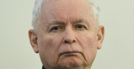 Kaczyński i Tusk w jednym sądzie, potraktowani inaczej. Sędziowie oburzeni