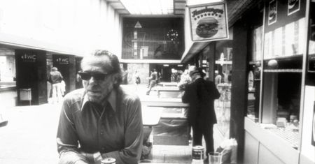 Grzegorz Wysocki: Stary świntuch uczy pisania, picia i życia, czyli Charles Bukowski w roli upadłego coacha
