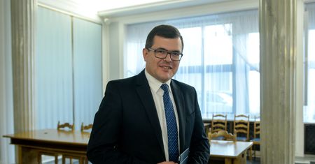 Poseł rozdaje chleb. "Kupuję za własne, prywatne pieniądze"