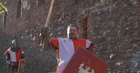 "Jedynka" PiS w rycerskiej zbroi. "Walczę o sprawy ważne dla narodu"