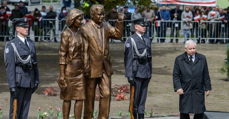 Biała Podlaska. Pomnik Lecha Kaczyńskiego ozdobiony banerem z napisem "Konstytucja"