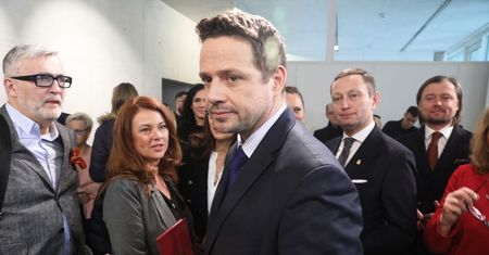 Rafał Trzaskowski krytykuje szefową MEN. I zaprzecza "nauce masturbacji" w szkołach