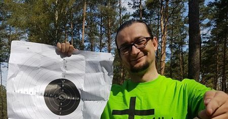 "Najmłodszy polski milioner" przeprasza za napis na koszulce. Kamil Cebulski tłumaczy jej kontekst