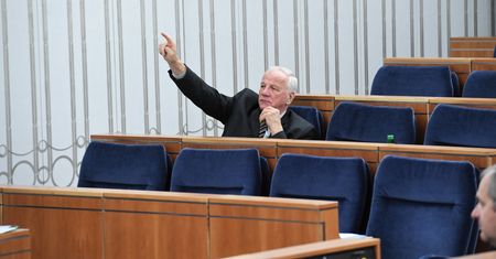 Tyle miało być: 1029,80 zł brutto. Zapomoga dla byłych parlamentarzystów