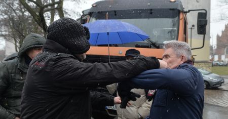 Incydent przy pomniku ks. Henryka Jankowskiego w Gdańsku. Doszło do szarpaniny