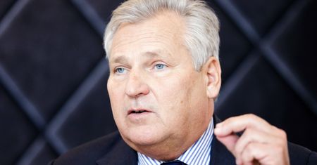 Aleksander Kwaśniewski broni zastrzeżeń KE i nie chce reparacji od Niemców. "Opamiętajcie się, kochani"