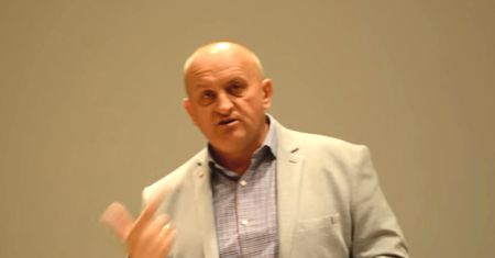 Marian Kowalski rozprawia się z teorią ewolucji. Argumenty powalają. "Gdyby to była prawda, ludzie mieliby dwie wątroby"