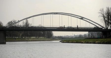 Opole: strażacy wyciągali kobietę z Odry