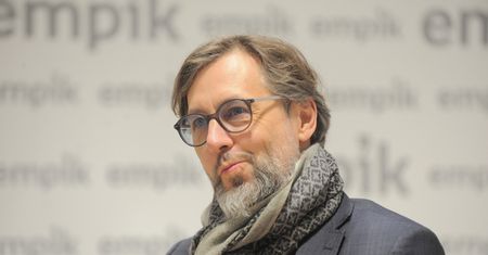 Wpis Szymona Majewskiego robi furorę. Satyryk dogryzł rządzącym