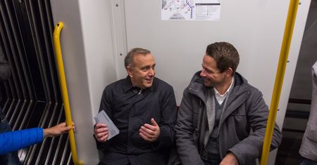 Trzaskowski i Schetyna w metrze ostrzegają warszawiaków. "Trzeba ratować Warszawę przed kandydatem PiS-u"